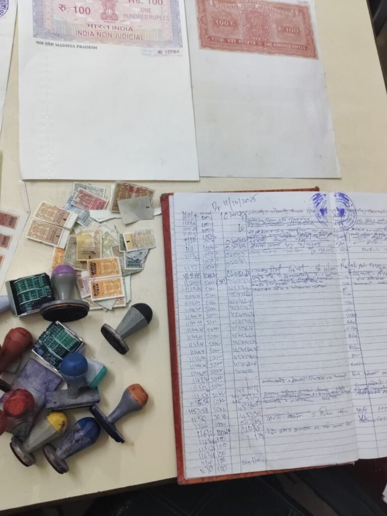 पुलिस ने किया फर्जी स्टॉम्प बेंचने वाले गिरोह का भंडाफोड़, 4 आरोपी गिरफ्तार