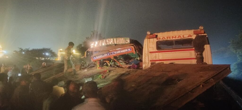 ट्राला और ट्रक में टक्कर