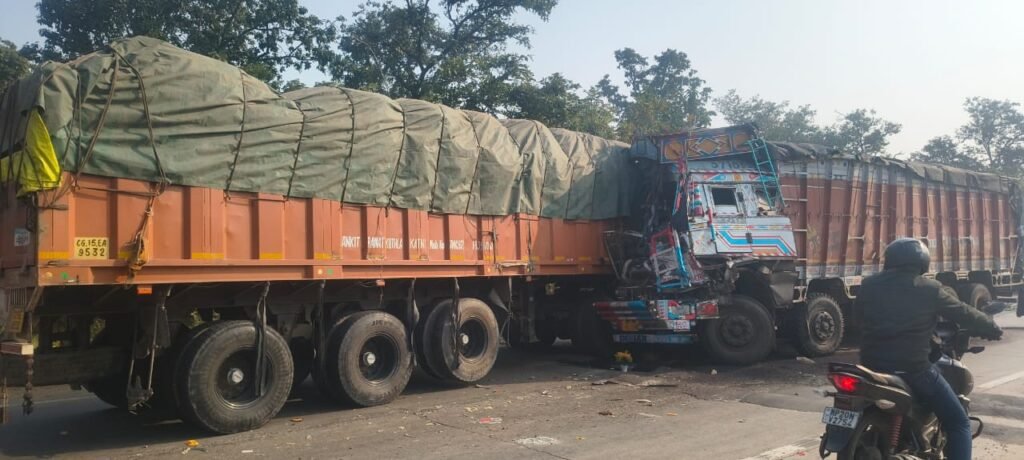 अहमदपुर चौराहे पर ट्रकों की आमने-सामने भिड़ंत, चालक घायल; बड़ा हादसा टला