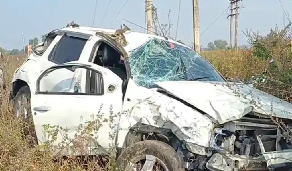 तेज रफ्तार कार पलटी, युवक गंभीर साथ बैठी एक युवती को भी चोट आईं