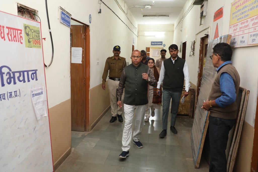 कलेक्टर कार्यालय में 10 कर्मचारी अनुपस्थित मिले, सभी को नोटिस 