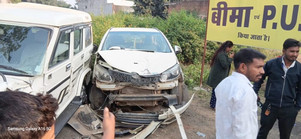 तेज रफ्तार ट्रक ने डीलरशिप के बाहर खड़ी तीन कारों को मारी टक्कर,12 से 13 लाख का नुकसान