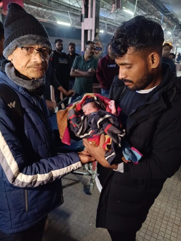 चलती ट्रेन में महिला ने दिया बच्ची को जन्म