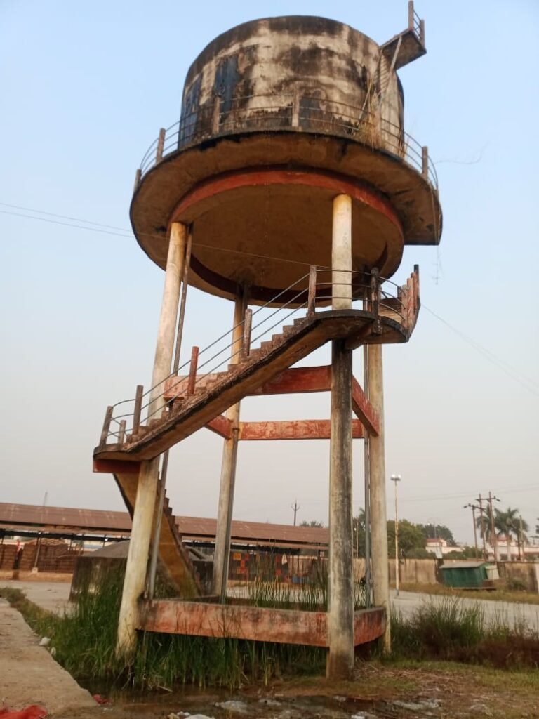 कृषि उपज मण्डी की पेयजल टंकी जर्जर, अर्से से टपक रहा पानी