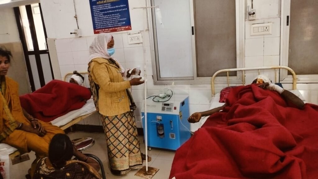 बाईक सवार अनियंत्रित होकर गिरे, दो गंभीर घायल