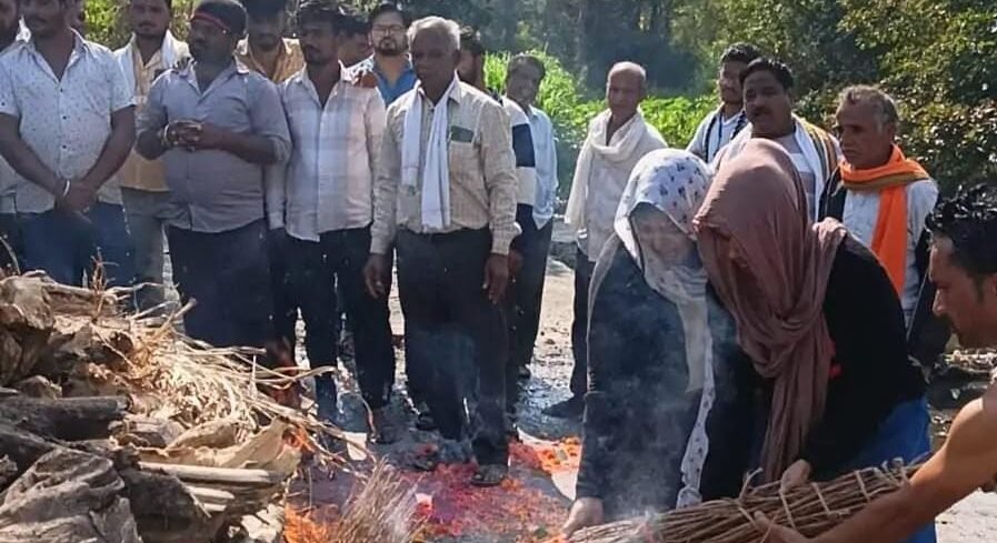 शिक्षक विजय साहू पंचतत्व में विलीन, बेटियों सजल और विशाखा ने दी मुखाग्नि 