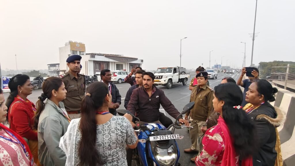 बिना हेलमेट चालकों को दी कड़ी समझाइश