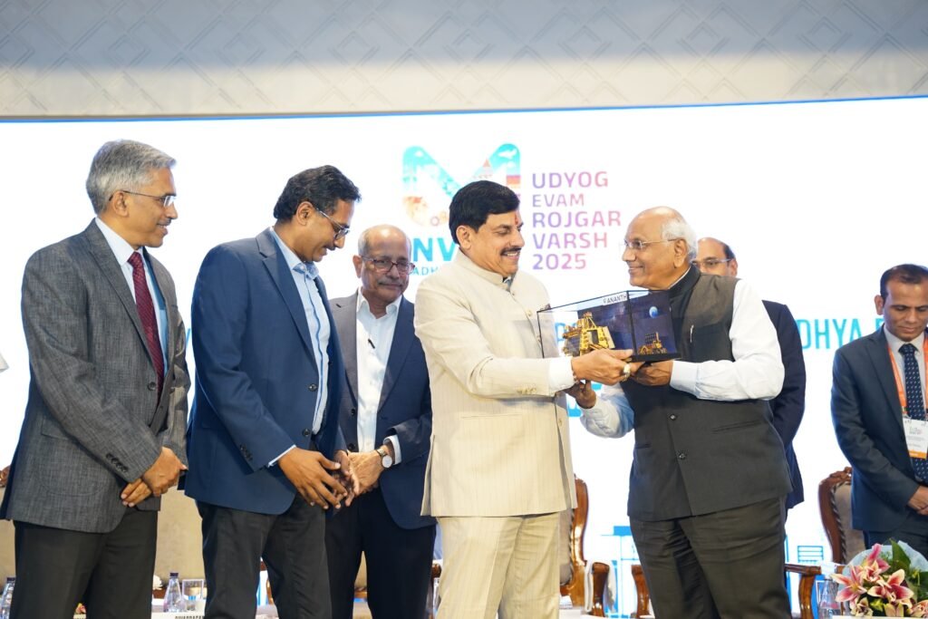 हैदराबाद में सीएम डॉ यादव को अनंत टेक्नोलॉजीज के एमडी डॉ. सुब्बाराव पवुलुरी ने भेंट किया स्मृति चिन्ह