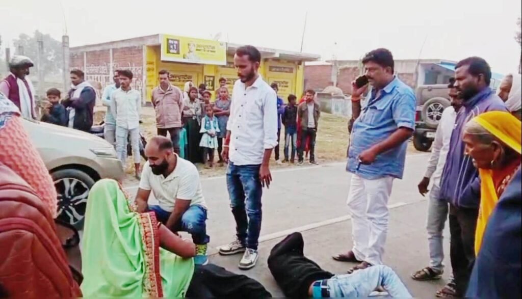 ढेंका में दो बाइकों की भिड़ंत घायलों को जिला अस्पताल के लिए भेजा  