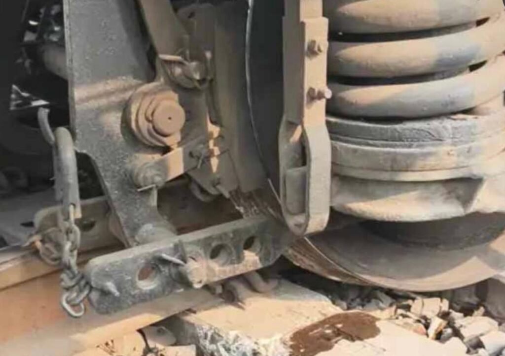 टावर वैन पटरी से उतरी, हावड़ा मेल सहित कई ट्रेनें लेट 