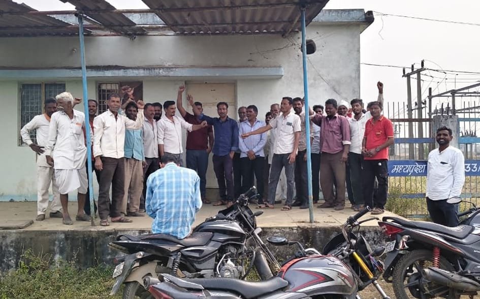 बिजली कटौती से भड़के किसानों ने किया प्रदर्शन