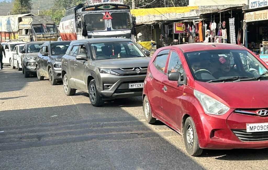 भोपाल-विदिशा स्टेट हाईवे पर मिनी ट्रक खराब होने से लगा लंबा जाम, आधे घंटे तक वाहन चालक हुए परेशान