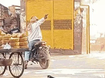 भरे बाजार बदमाशों ने 10 मिनट में चलाई 25 गोलियां