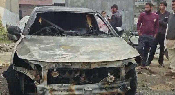 खड़ी कारों में बदमाश ने लगाई आग आरोपी की तलाश में जुटी पुलिस