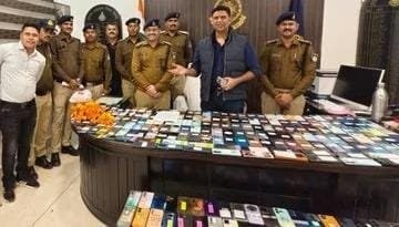 भिंड पुलिस ने 80 लाख के गुम 321 मोबाइल ढूंढकर फोन मालिकों को लौटाए