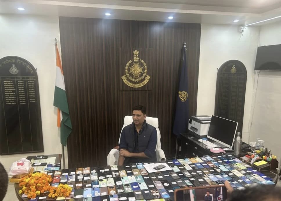 गुम मोबाइलों की बरामदगी में भिंड पुलिस की बड़ी कामयाबी 321 मोबाइल मालिकों को लौटाए