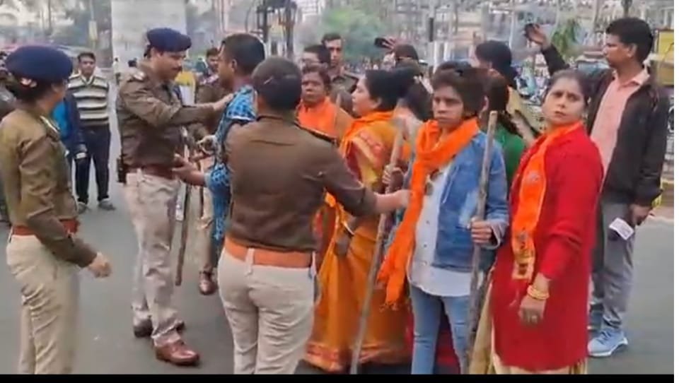 थाने के सामने भिड़े दो संगठन, महिलाओं ने भांजी लाठियां