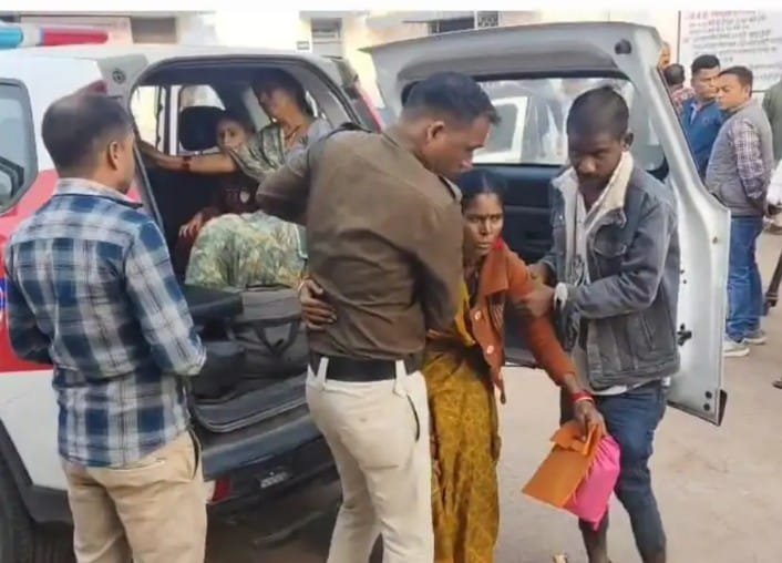 यात्री बस पेड़ से टकराई,कई यात्रियों को आई चोटें