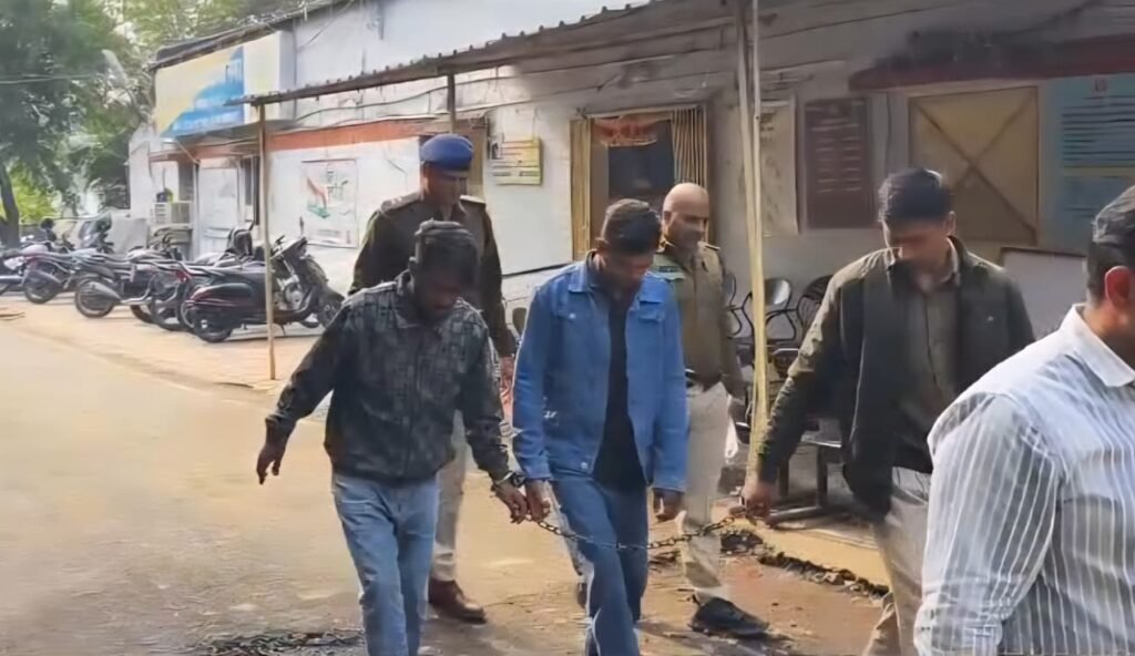 अडीबाजी करने वाले बदमाश गिरफ्तार, पुलिस ने निकाला जुलूस