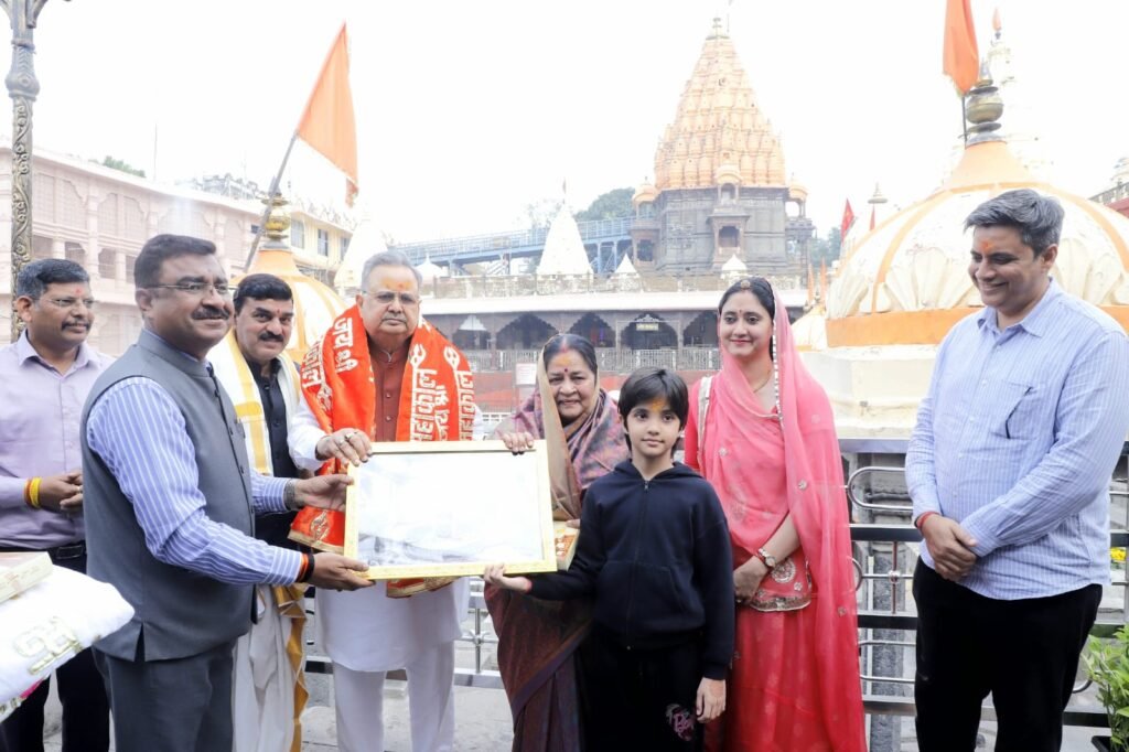 छत्तीसगढ़ विधानसभा के अध्यक्ष डॉ रमन सिंह ने भगवान श्री महाकालेश्वर के दर्शन किए