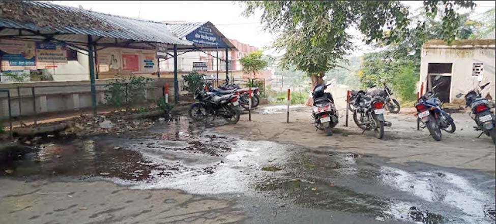 कलेक्टोरेट के सुविधा घर का गंदा पानी बह रहा सड़क पर