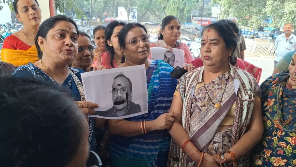 वर्मा के फोटो पर कालिख पोती, चप्पलों से पीटा