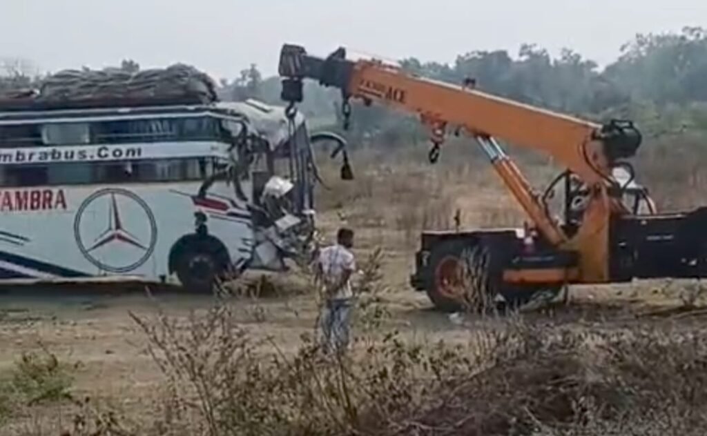 हाइवे पर बस-ट्रेक्टर ट्रॉली की भिड़ंत: कई फीट दूर जाकर गिरी ट्रेक्टर ट्रॉली