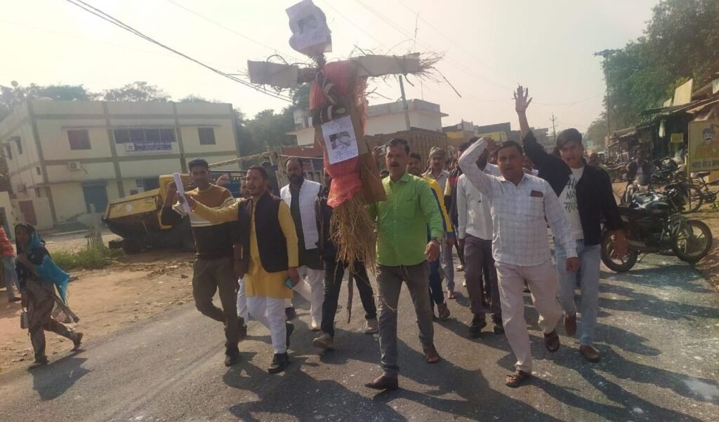 आईएएस वर्मा के खिलाफ उग्र हुआ चंबल, कई जगह फूंके पुतले