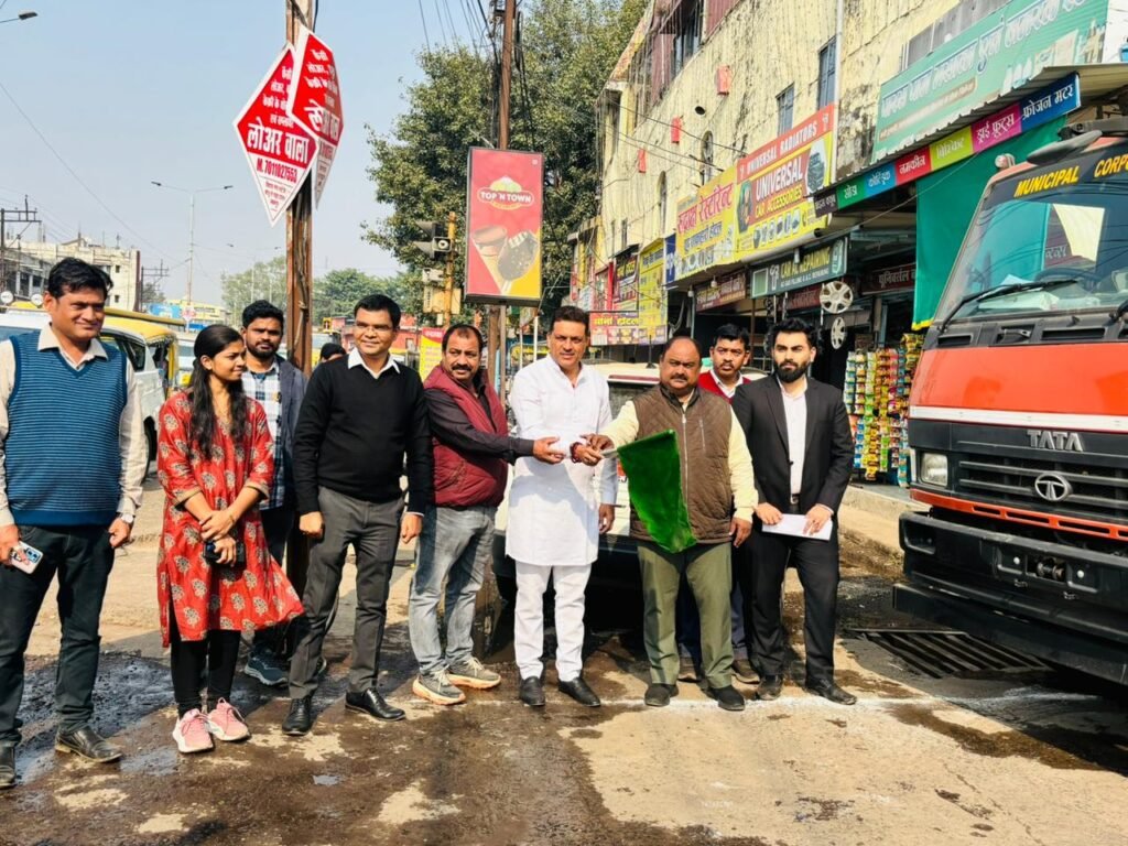 32 अत्याधुनिक वाहनों को महापौर ने दिखाई हरी झंडी
