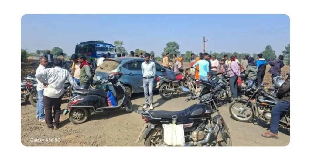 मुंगवानी मार्ग में किसानों ने किया चक्का जाम, पर्याप्त बिजली देने की रखी मांग