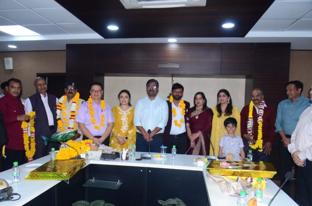 सेवानिवृत्त कर्मचारियों को भावभीनी विदाई