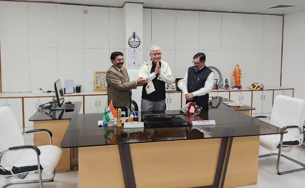 ग्रामोदय विश्वविद्यालय के नए कुलगुरु प्रो आलोक चौबे ने कार्यभार ग्रहण किया 