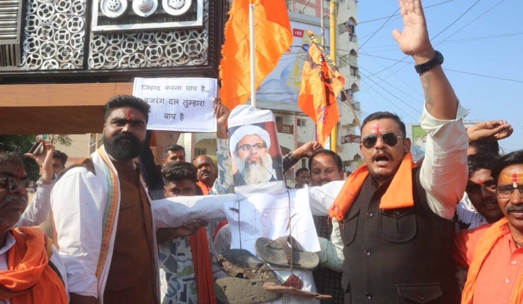 मौलाना मदनी का पुतला फूंका वीएचपी-बजरंग दल ने की कार्रवाई की मांग
