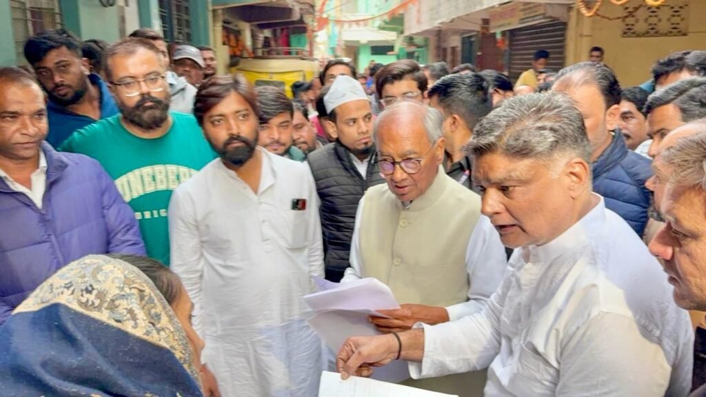 नरेला मतदान केंद्र पर अनियमितताएं, परिसर में मिला RSS का बोर्ड: दिग्विजय