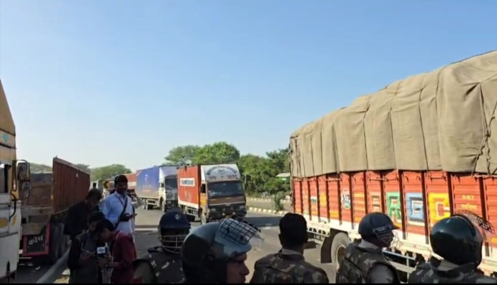 पुलिसकर्मी की बाइक से टक्कर में युवक की मौत, परिजनों ने तीन घंटे किया रोड जाम