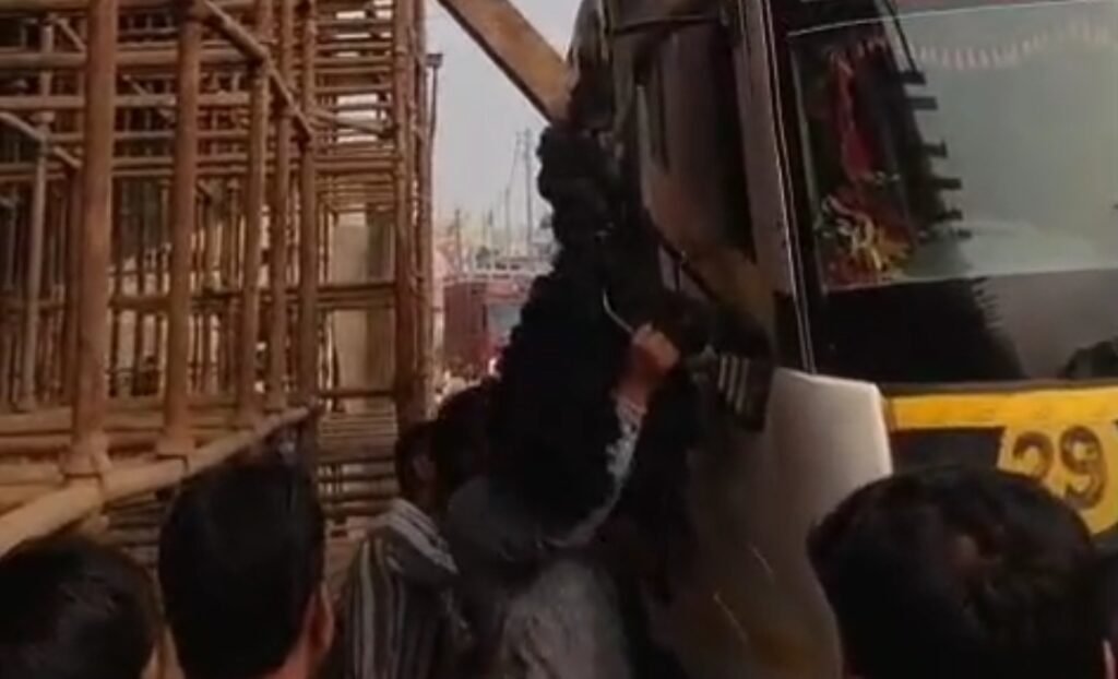 निर्माणाधीन ओवरब्रिज पर हादसा टला, लोहे की रॉड ट्रक पर गिरी ड्राइवर घायल