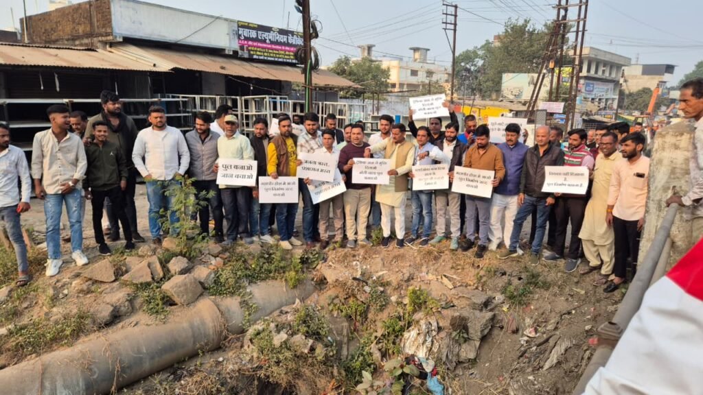 गोहलपुर में जाम से कब मिलेगी राहत, मोतीनाला पुल चौड़ा करने की मांग को लेकर प्रदर्शन