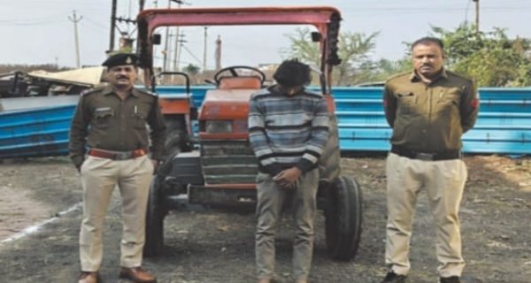 ट्राली पर स्टंट करने वाले को पुलिस ने किया गिरफ्तार, ट्रेक्टर जब्त