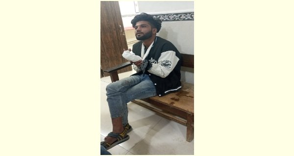 बाइक सवार युवक के हाथ में लगी गोली