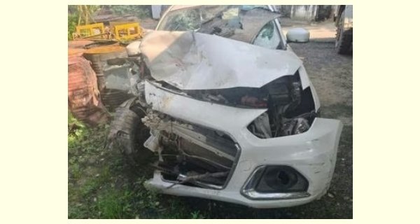 ट्राले में भिड़ी कार, चार घायल