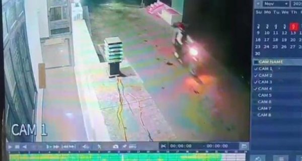 देर रात अज्ञात बदमाशों ने की सरेआम फायरिंग, घटना सीसीटीवी कैमरे में कैद