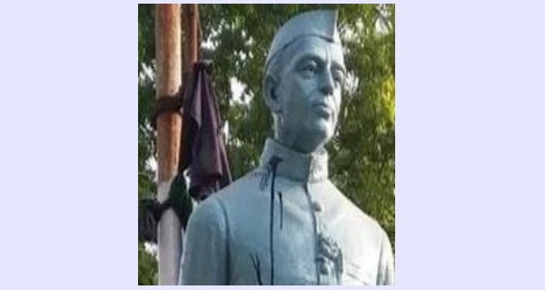 शहरवासियों ने पंडित नेहरू को माल्यार्पण कर किया नमन