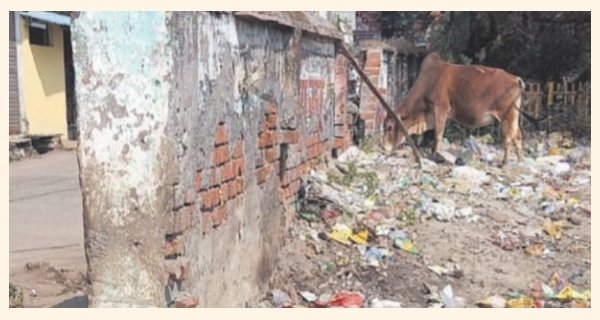 रेलवे स्टेशन के हाल बेहाल: बाहर से चकाचक, अंदर से टूटा फूटा