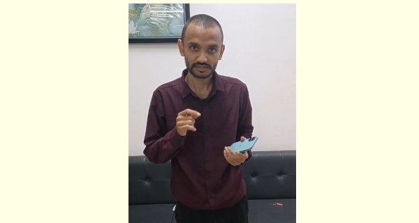 जीआरपी ने घंटेभर में तलाश लिया गुम आईफोन, यात्री को सौंपा