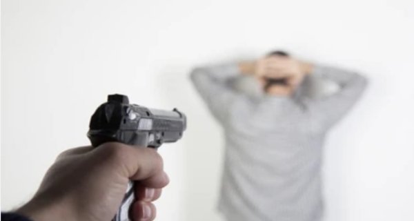 पिस्तौल लहराकर सुपरवाईजर को धमकाया, पीटा, कार में तोडफ़ोड़