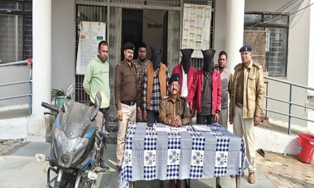 महिला का बैग लूटने वाले 3 आरोपी गिरफ्तार