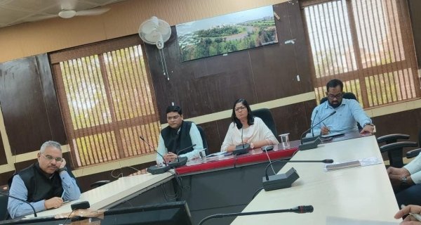 सीएम हैल्पलाइन के प्रति उदासीन 8 अधिकारियों का कटेगा वेतन, एक की रुकेगी वेतन वृद्धि