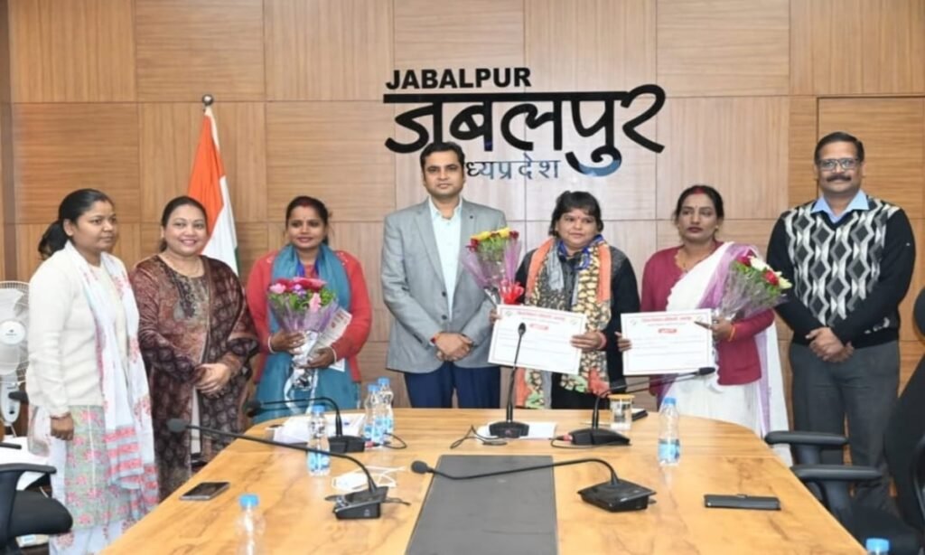 कलेक्टर ने किया तीन बीएलओ का सम्मान