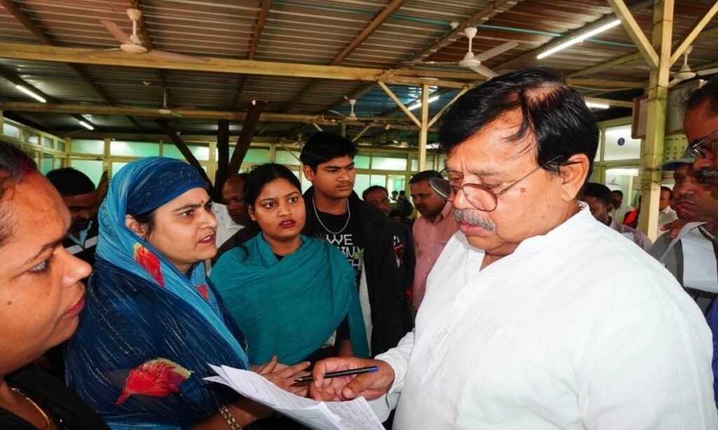 ऊर्जा मंत्री तोमर ने जनसुनवाई में किया जनसमस्याओं का निराकरण