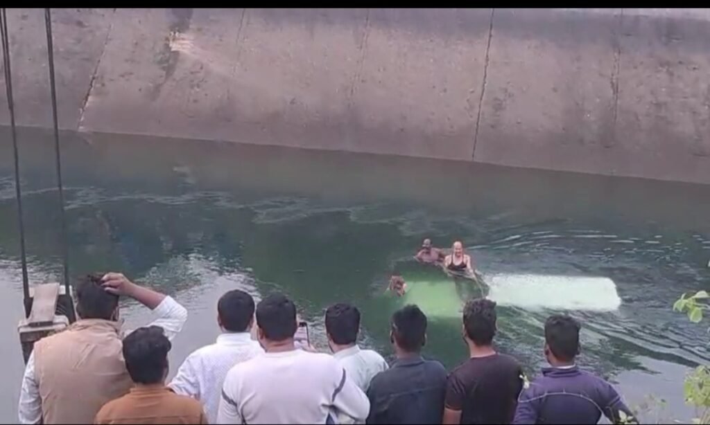 नहर में समाई बोलेरो के चालक की मौत